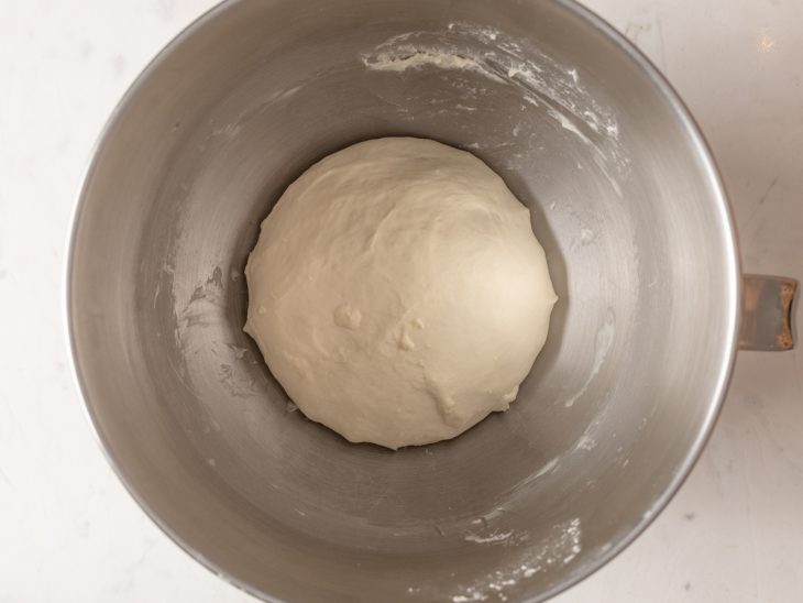 Massa crescida na tigela após repouso.