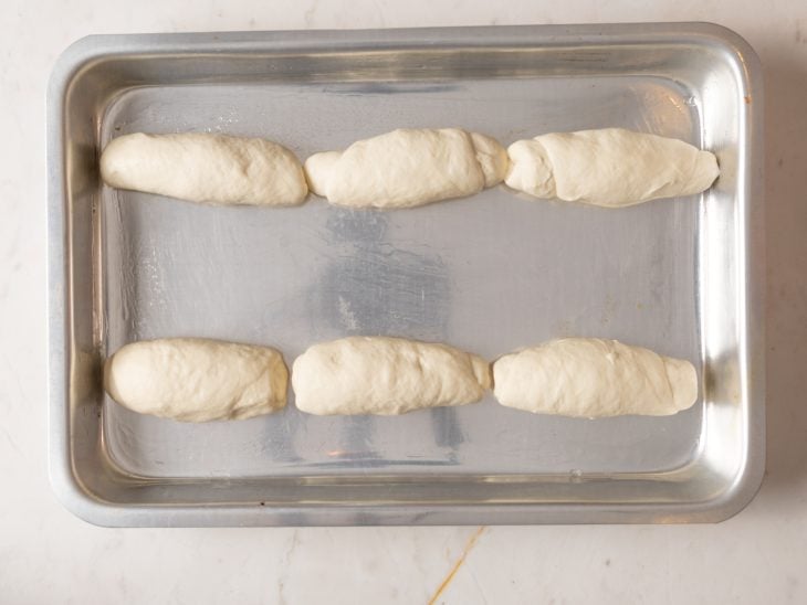 Pães dispostos na assadeira.
