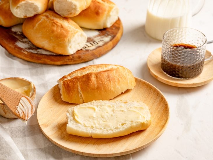 Pão francês com manteiga pronto para consumo.