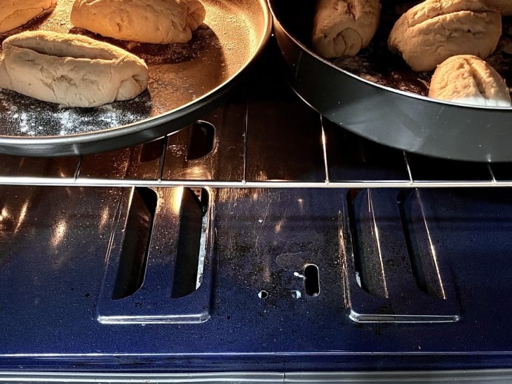 Pães en formas dentro do forno.