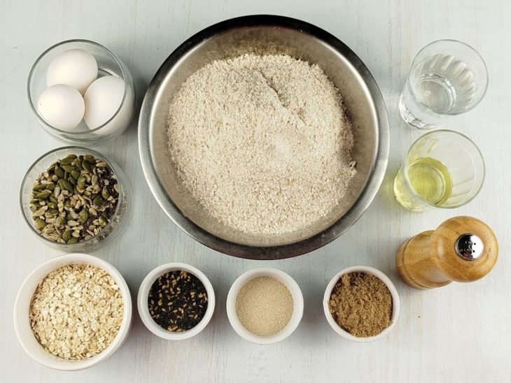 Ingredientes reunidos na bancada.