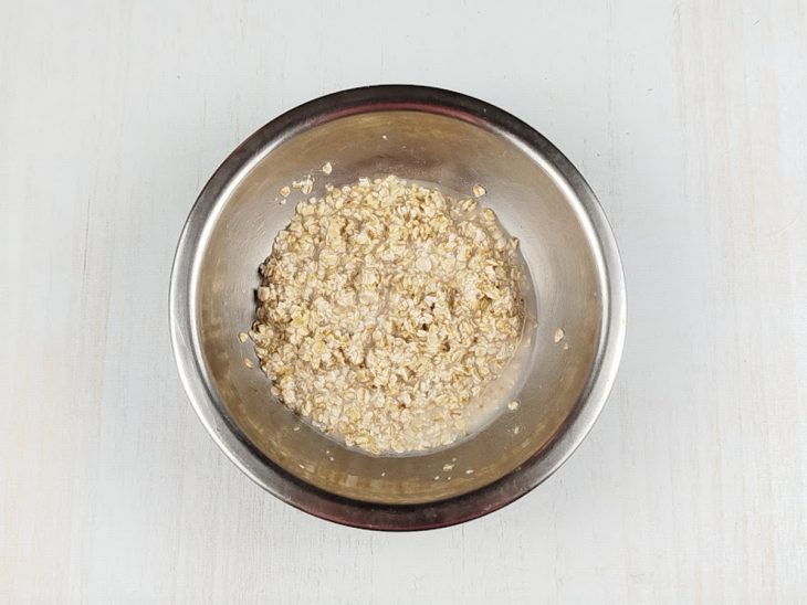 Numa tigela, a aveia hidratando.