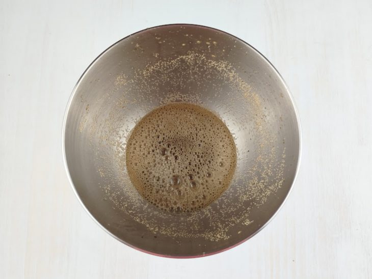 Numa tigela, msitura de água morna, açúcar e fermento biológico.