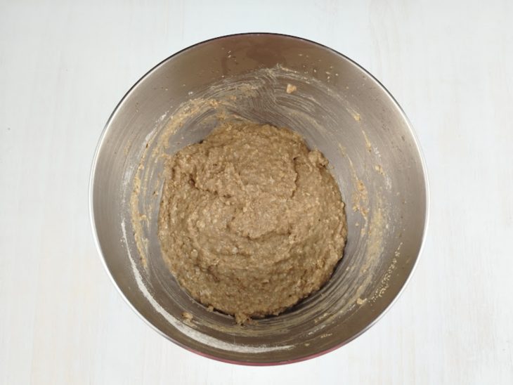 Aveia e parte da farinha adicionadas a mistura.
