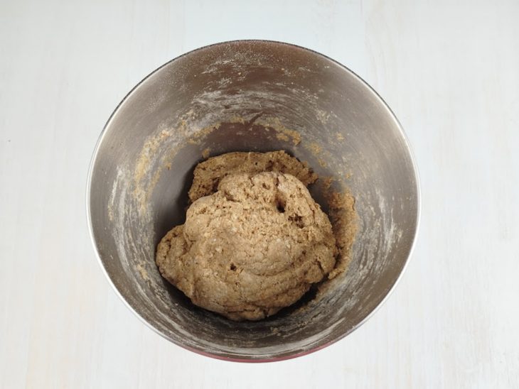 Restante da farinha e sal adicionados a massa.