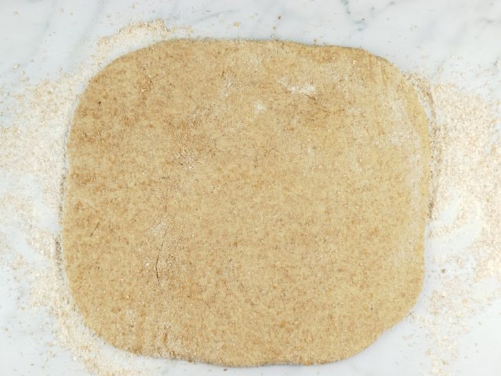 Massa aberta na bancada.