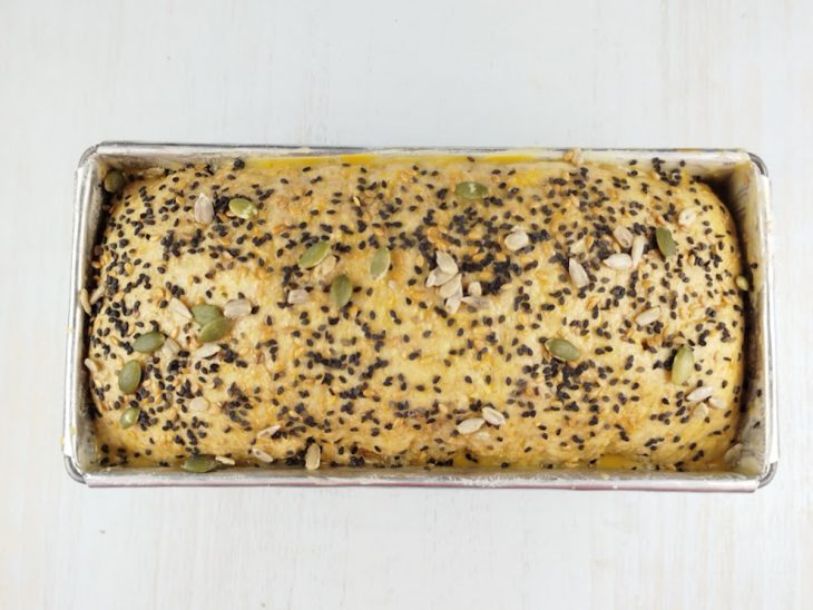 Massa decorada com os grãos e sementes.