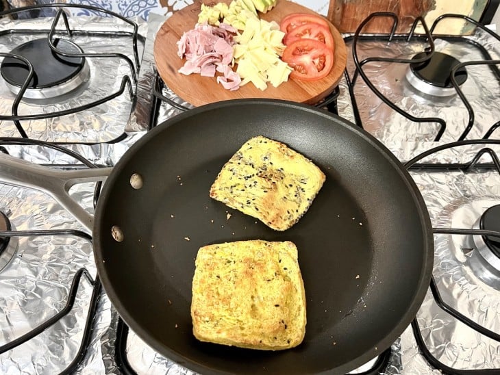 Uma frigideira com fatias do pão sendo tostados.