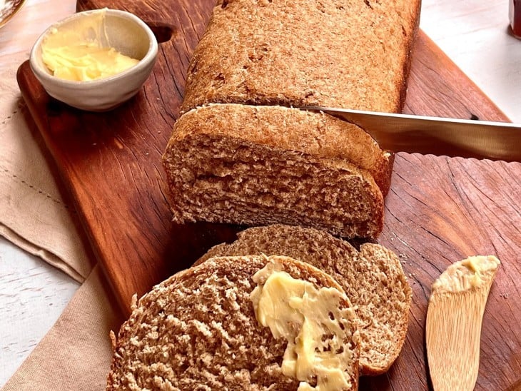 Uma tábua com um pão integral.