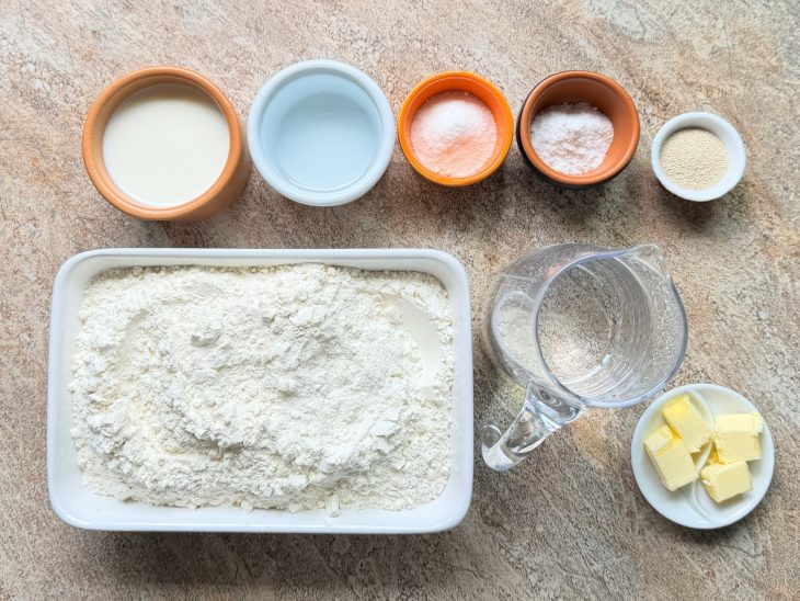 Ingredientes reunidos na bancada.