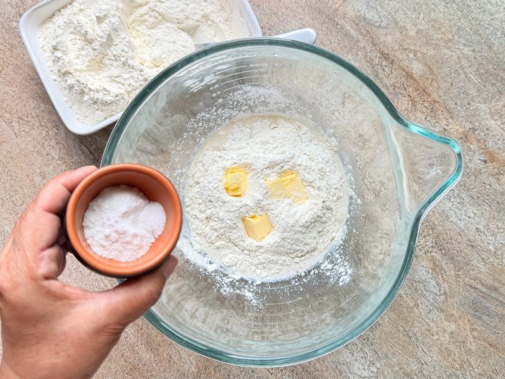 Manteiga, farinha e trigo acrescidos à mistura após o tempo.