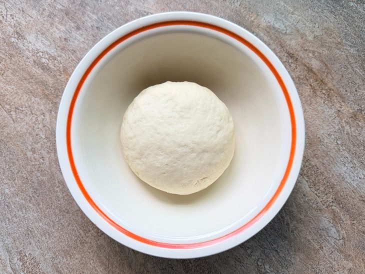 Massa transferida para uma tigela.