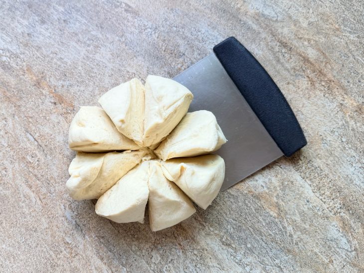 Massa cortada em oito pedaços.