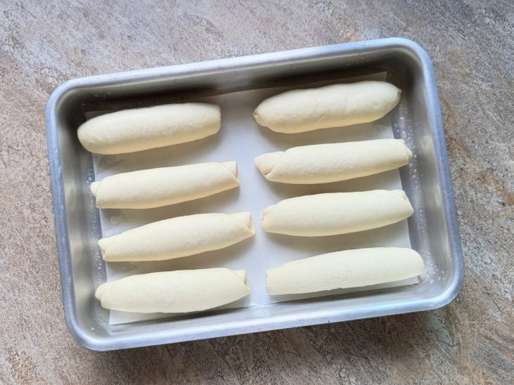 Rolinhos de massa transferidos para forma.