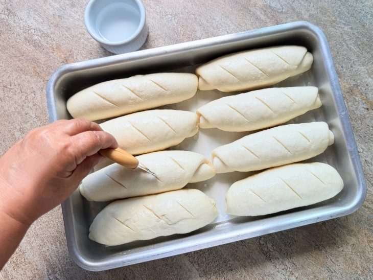 Cortes sendo feitos no pão.