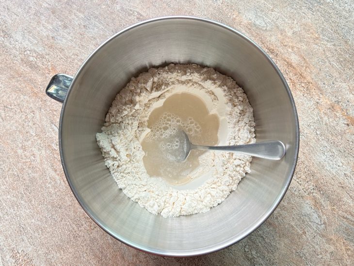 Farinha e água numa tigela.