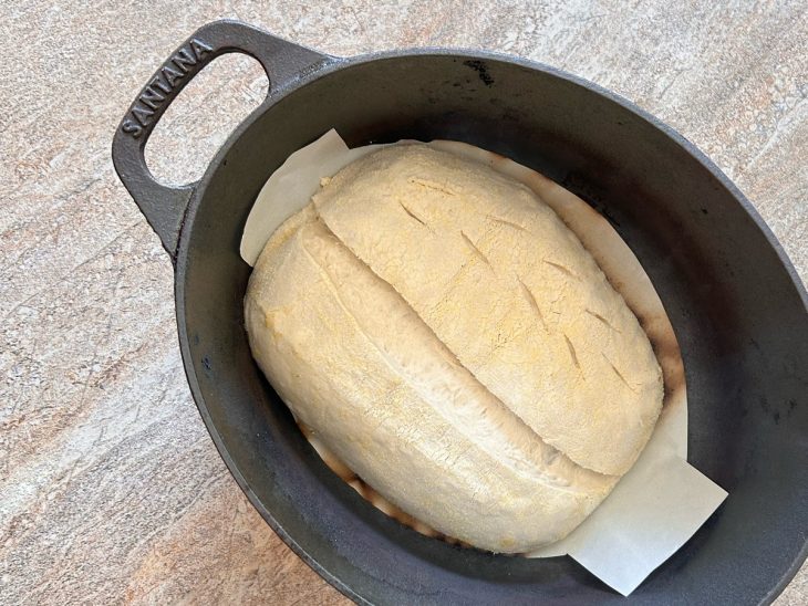 Pão acomodado na panela de ferro.