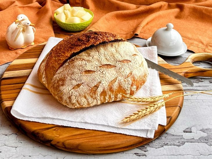 Pão italiano de fermentação natural pronto para consumo.
