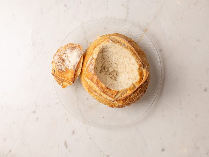 Pão italiana centralizado na imagem, com o meio retirado.