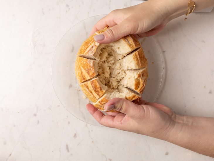 Pão com os cortes indicados.