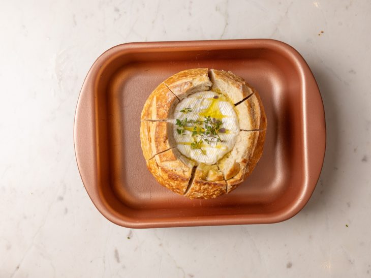 Pão já recheado com o queijo brie.