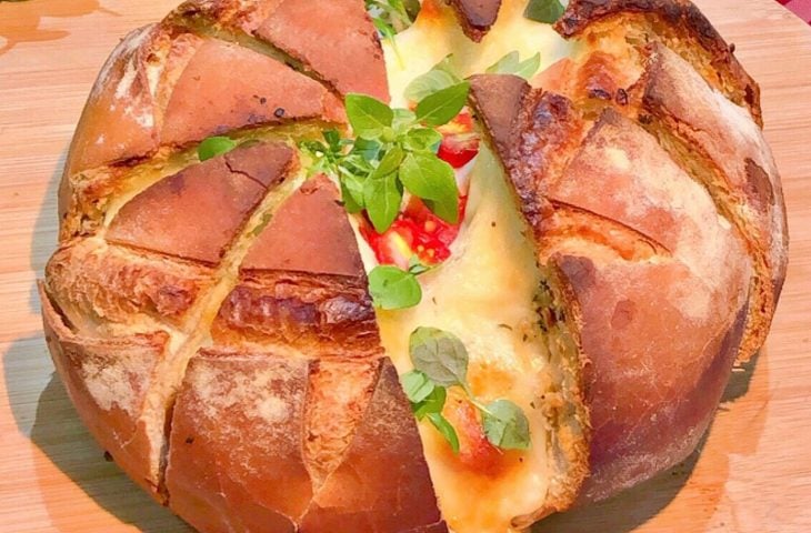 Pão italiano recheado com queijo e tomate