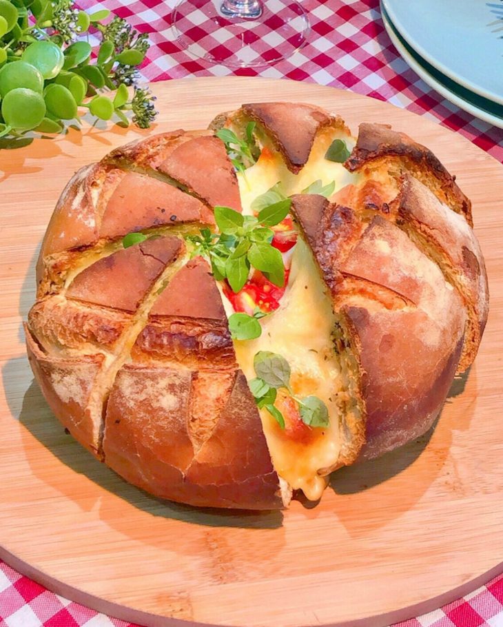Pão italiano recheado com queijo e tomate