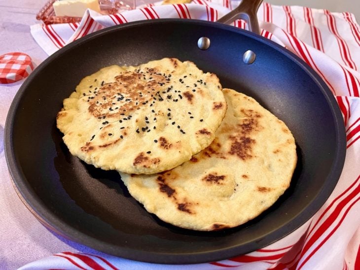 Pão low carb de frigideira finalizado.