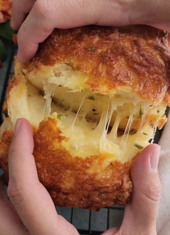 Pão macio com queijo e alho