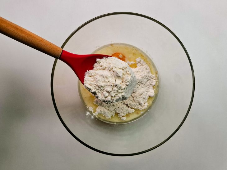 adição de farinha de trigo para preparo da massa de pão.