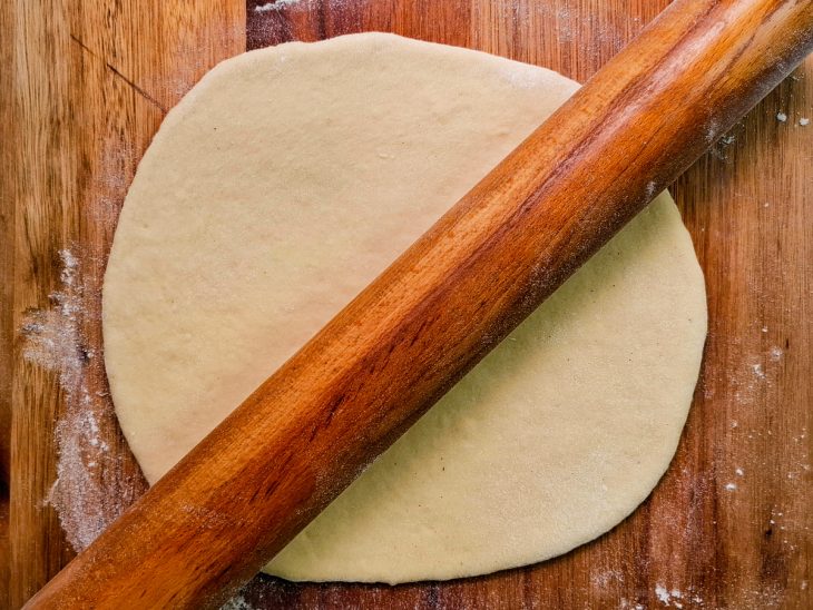 massa de pão pizza aberta em formato para salgado de forno.