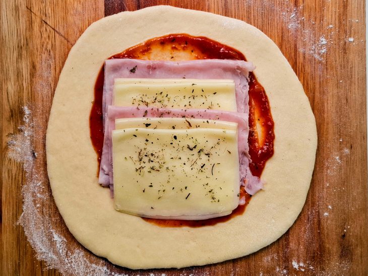 recheio de molho de tomate, presunto, queijo e orégano para salgado de pizza.