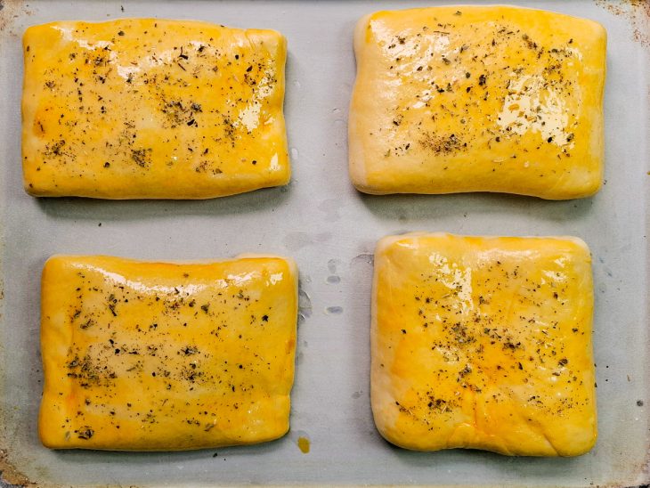 pão pizza na assadeira finalizado com orégano.