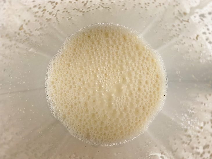 Ovo, óleo, açúcar, leite morno, sal e fermento batidos em um liquidificador.