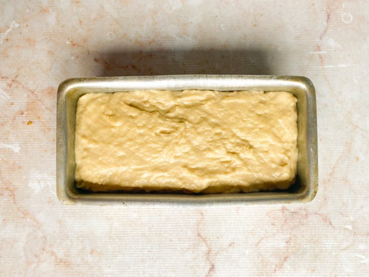 Massa de pão na forma após descansar.