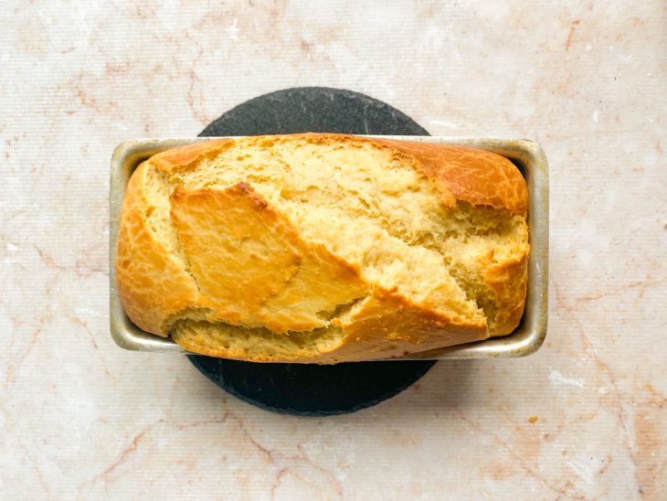 Pão assado na forma.