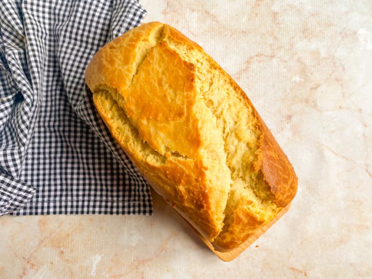 Pão assado desenformado sobre uma bancada.