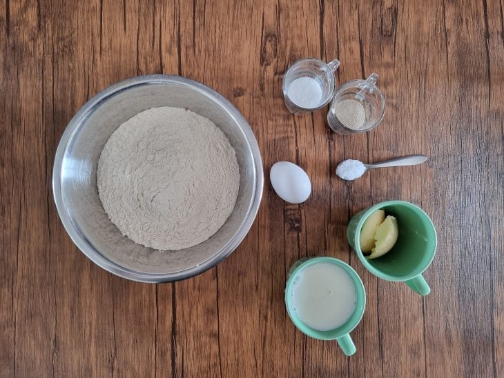 Ingredientes do pão recheado reunidos na bancada.