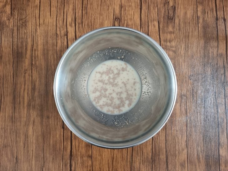 Fermento, açúcar e leite colocados em uma vasilha.