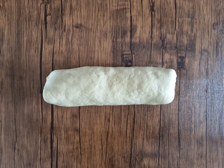 Pão recheado em formato de rolo.