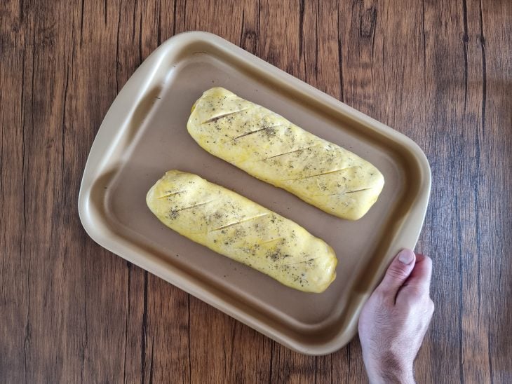 Gema de ovo pincelada em cima dos rolos de pães.