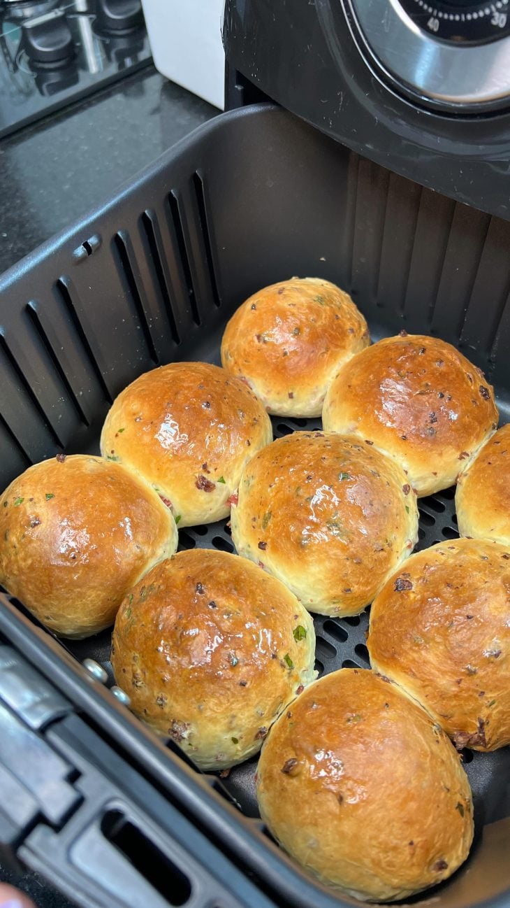 Pão recheado com calabresa na airfryer