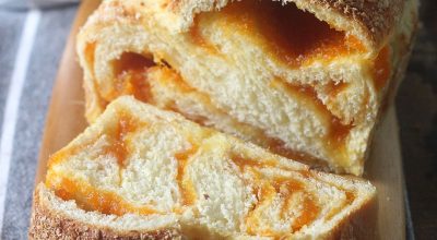 Pão recheado com doce de abóbora