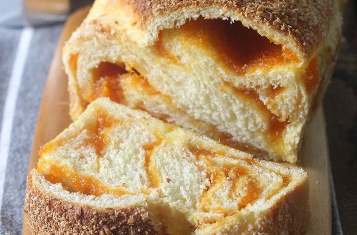 Pão recheado com doce de abóbora