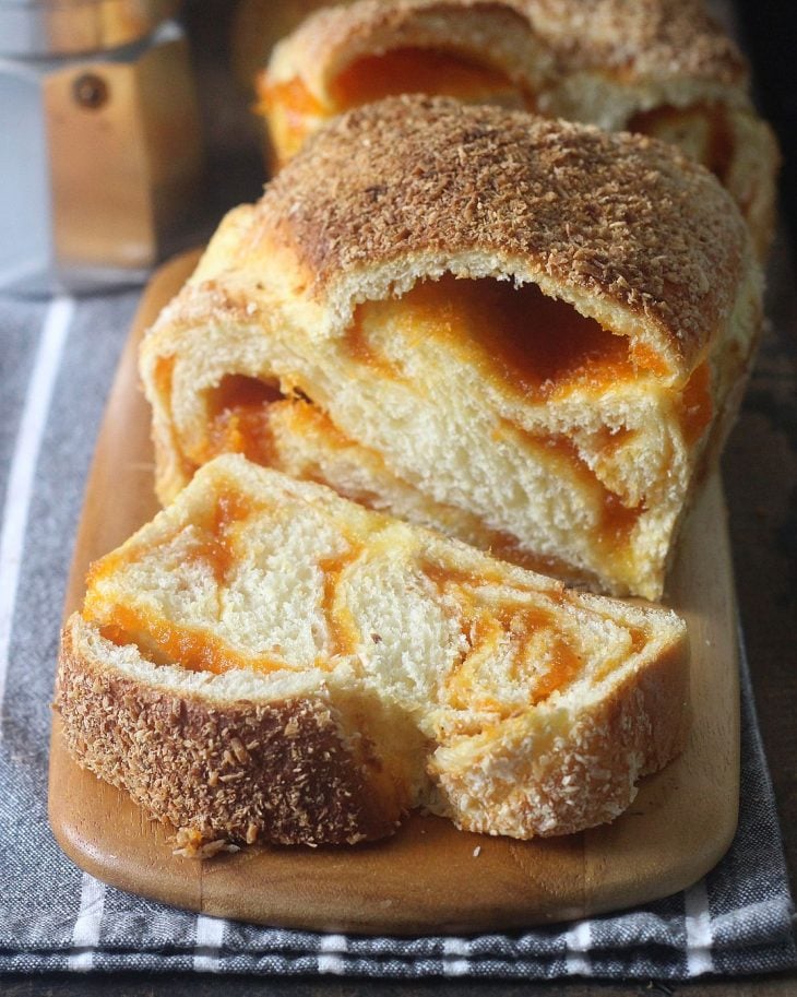 Pão recheado com doce de abóbora