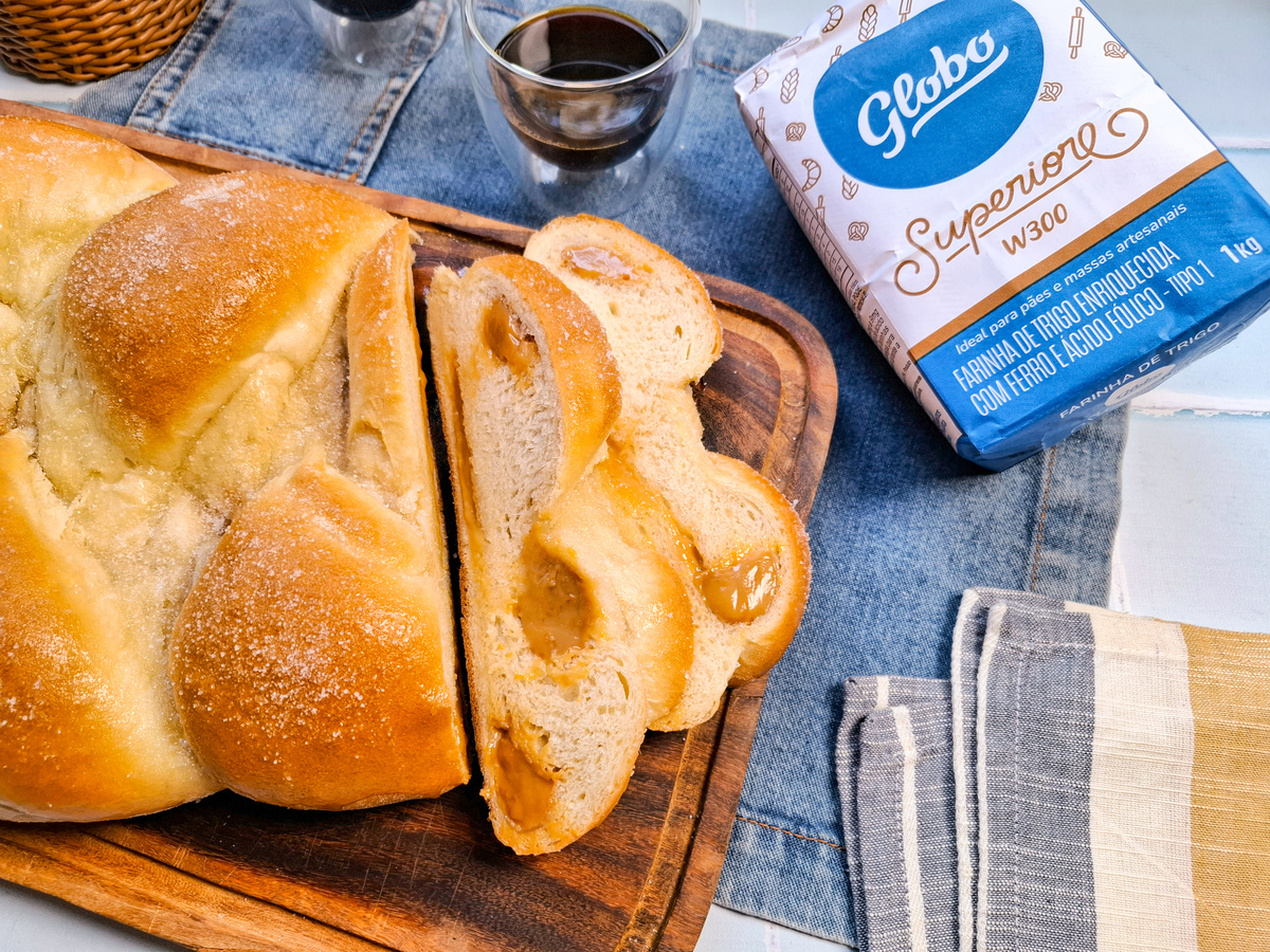 Pão recheado com doce de leite