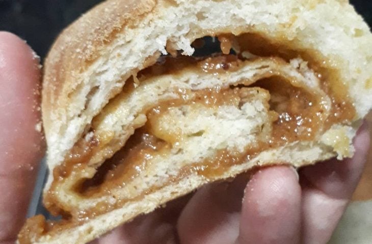 Pão recheado com doce de leite