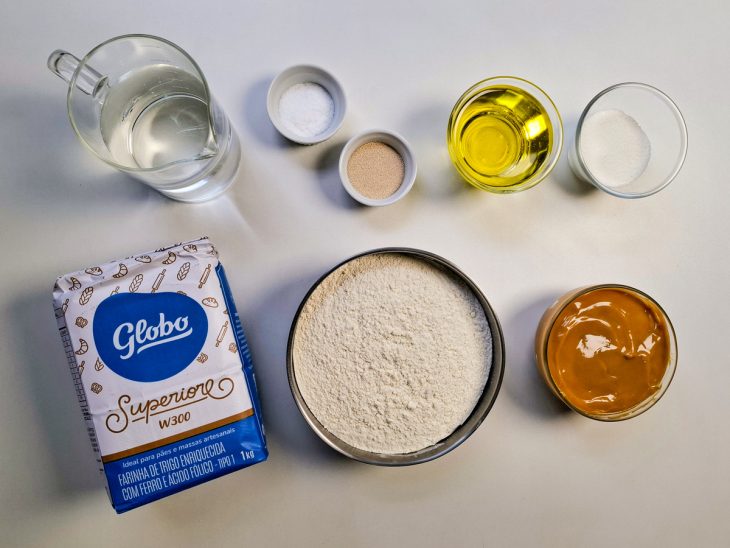 ingredientes para preparo de pão recheado com doce de leite com farinha globo superiore.