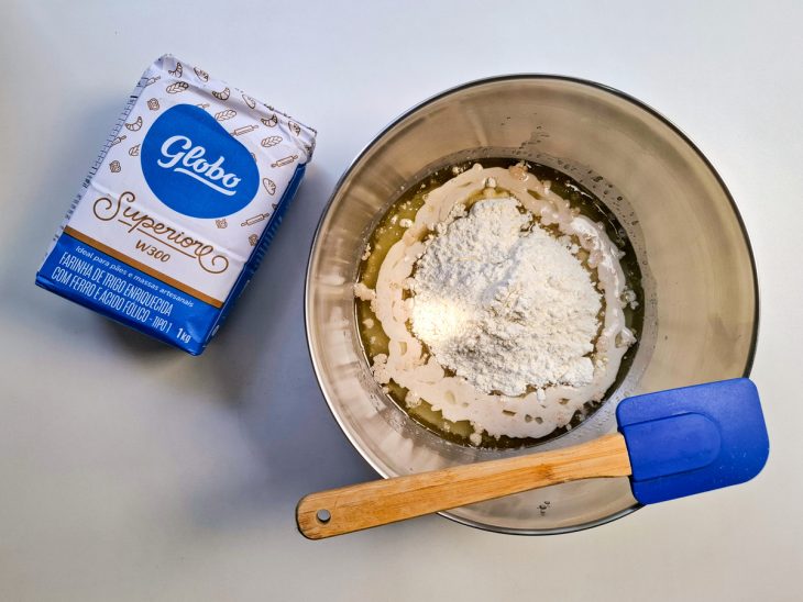 adição da farinha globo superiore aos ingredientes da massa do pão doce.