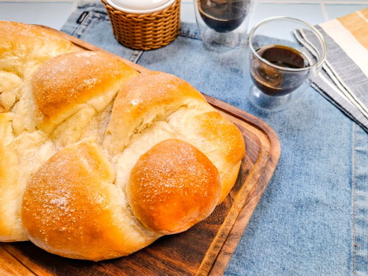 Pão recheado com doce de leite pronto para consumo.